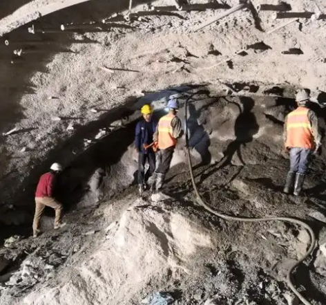 广河拱顶带模注浆料的施工流程及注意事项